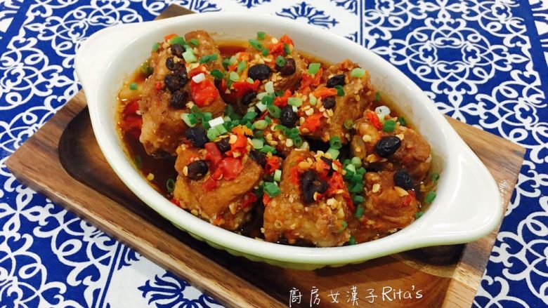 剁椒蒸排骨,蒸好后,撒上葱花即可享用。