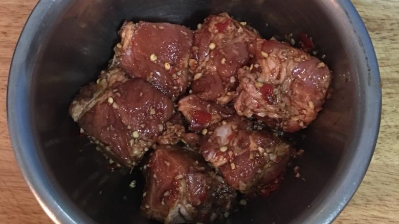 剁椒蒸排骨,抓匀,