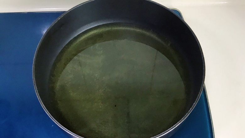 猪扒米汉堡,锅里倒入适量油,准备把腌制的猪排炸一下