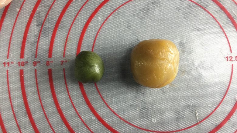 五星级酒店的抹茶巧克力流心月饼,平面朝下,圆形面向上