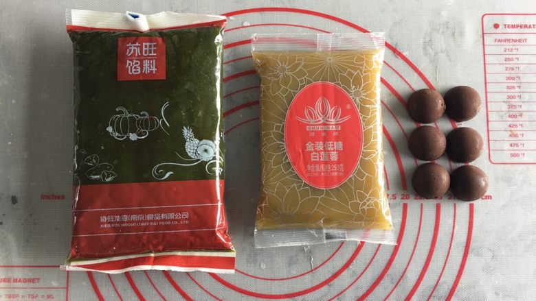 五星级酒店的抹茶巧克力流心月饼,准备好抹茶桃山皮,<a style='color:red;display:inline-block;' href='/shicai/ 5405'>莲蓉馅</a>,和巧克力