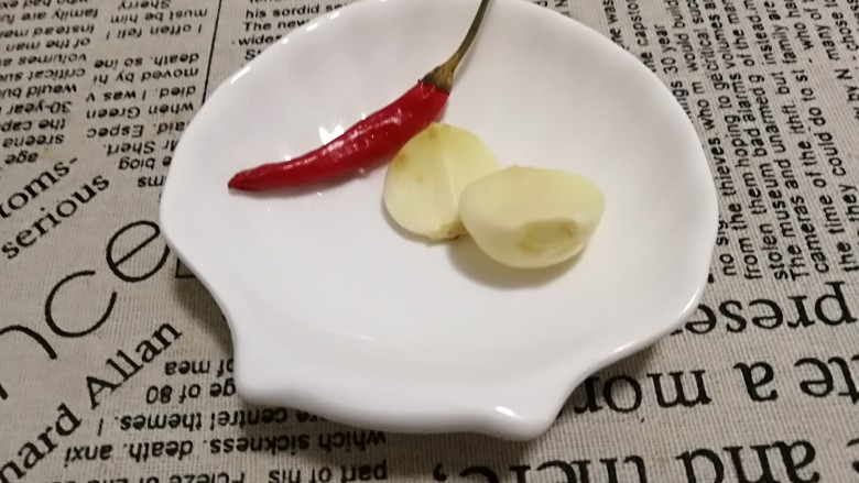 芡汁豆腐,朵椒一个,两瓣蒜。