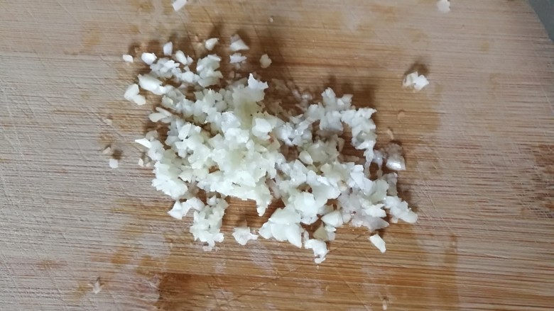 芡汁豆腐,蒜切碎,越碎越好。