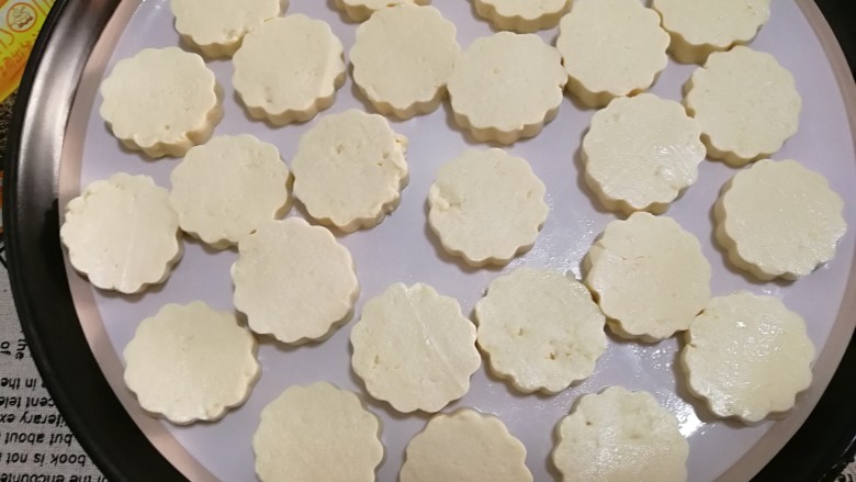 芡汁豆腐,放在一个大盘里。