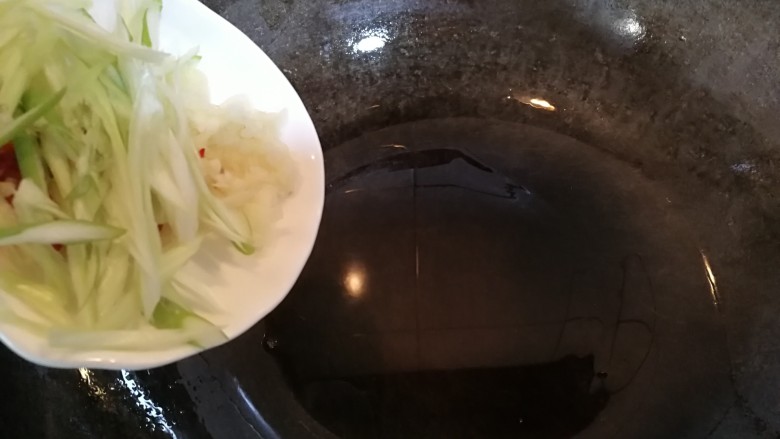 芡汁豆腐,锅内放一点点油,烧开后放葱,朵椒,蒜。