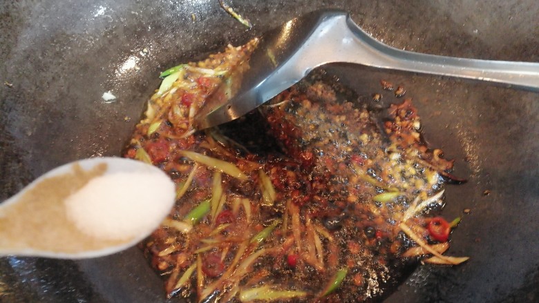 芡汁豆腐,倒入盐半勺,13香半勺,味素半勺。
