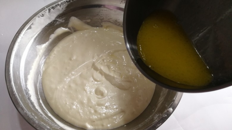 爱心杏仁片海绵蛋糕,再加入黄油,水切拌。