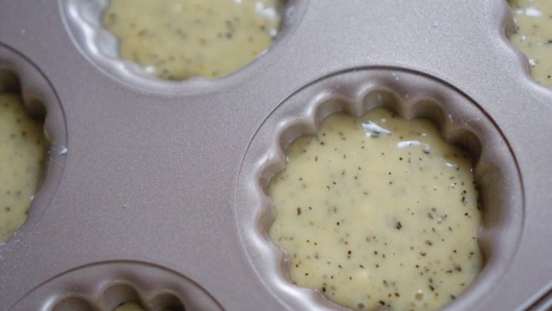 茶香果甜玛德琳,继续倒入面糊,约模具的八分满