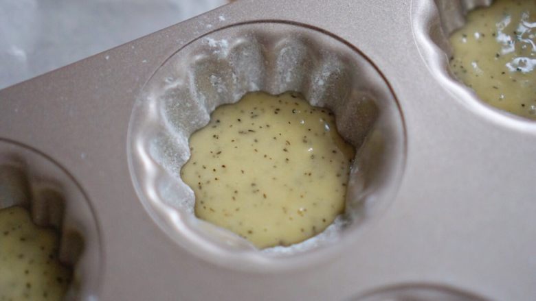 茶香果甜玛德琳,先倒入一小部分面糊~