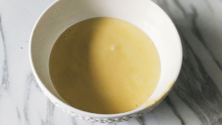 仿乳酪蛋糕【消耗淡奶油】,得到细腻的蛋黄糊,放一边备用。