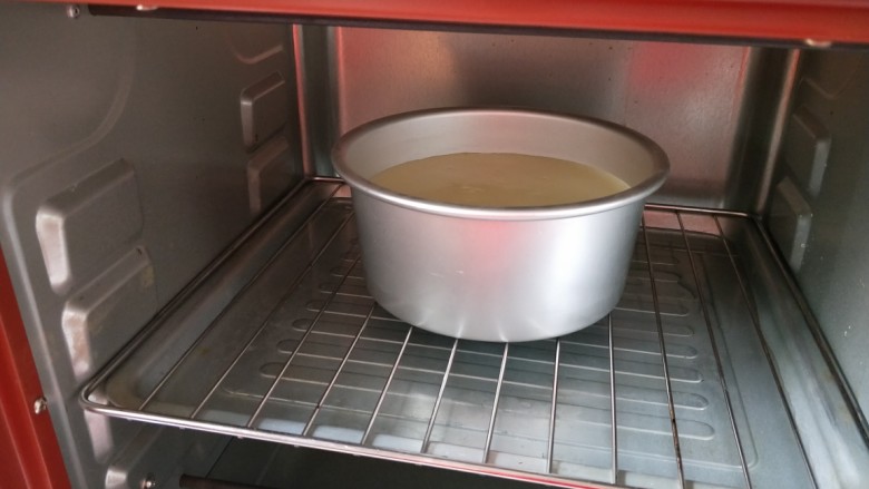 仿乳酪蛋糕【消耗淡奶油】,蛋糕糊放入预热好的烤箱中层,下面用烤盘放一盘凉水。140度烤30分钟。