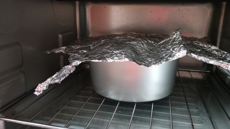 仿乳酪蛋糕【消耗淡奶油】,转160度烤30分钟,上色满意后加盖锡纸。