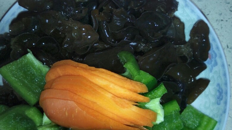 木耳肉片,木耳洗净，配菜切片，待用