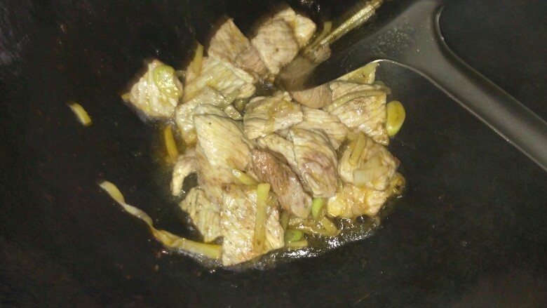 木耳肉片,放入肉片快速翻炒，加<a style='color:red;display:inline-block;' href='/shicai/ 718'>料酒</a>，炒至肉片变色，