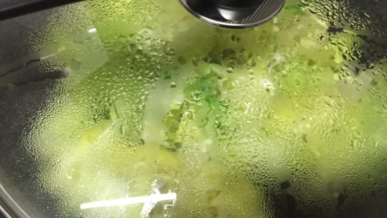 蒜茸西生菜,盖上锅盖焖煮1分钟,不需要防水,焖煮过程菜会自然出水