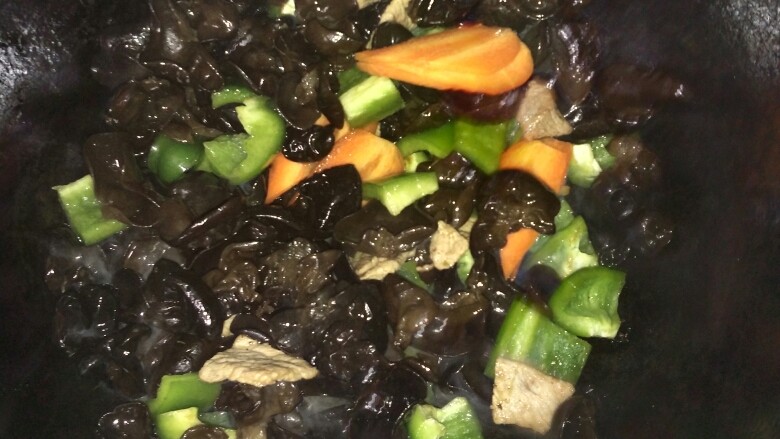 木耳肉片,加入木耳及配菜翻炒，可以加少许水，炒至差不多熟少加点<a style='color:red;display:inline-block;' href='/shicai/ 10588'>糖</a>提鲜，装盘钱放入适量盐