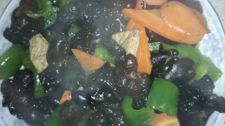 木耳肉片,装盘