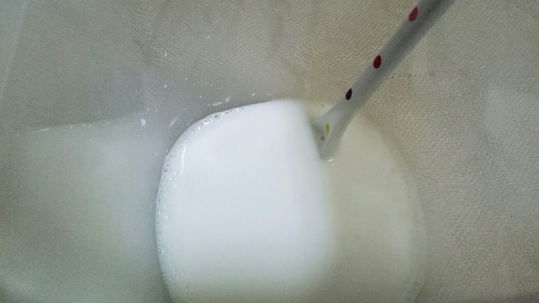 #冬喝暖饮夏吃冰#健康低卡-芒果酸奶昔,先加入240mL的牛奶,就是一袋,搅拌均匀,使糖融化。再继续把另外的<a style='color:red;display:inline-block;' href='/shicai/ 13431'>纯牛奶</a>加入。搅拌均匀即可。
再把剩余的3袋牛奶加入酸奶盒中。(一袋牛奶240ml)
