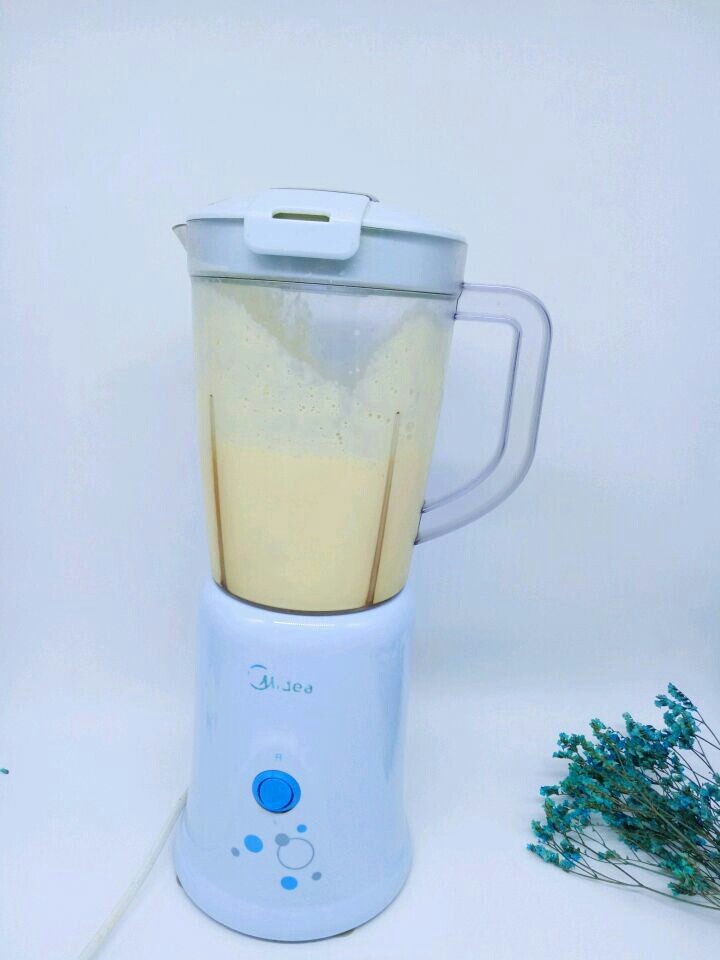 #冬喝暖饮夏吃冰#健康低卡-芒果酸奶昔,启动料理机,2分钟即可。