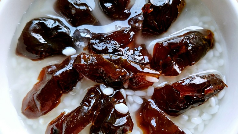 自制甄糕,最后在碗里加入水,没过枣就可以