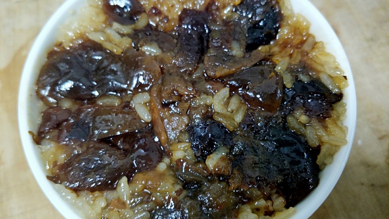 自制甄糕,出锅以后把蜜枣抹平,怕太甜蜜枣放的有点少,不过味道刚刚好