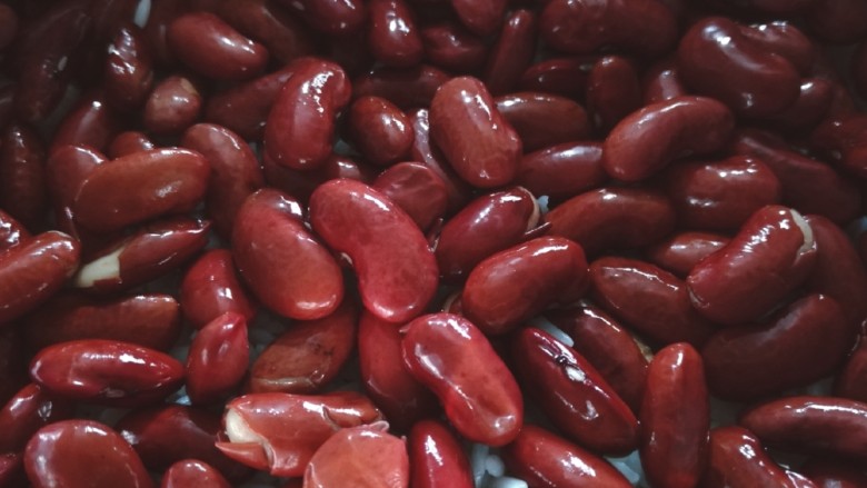 蜜枣甄糕,准备一个深碗或盆,按照顺序从下往上依次码好七层食材。红枣蜜枣葡萄干→糯米→红枣蜜枣葡萄干→糯米→红腰豆→糯米→红枣蜜枣葡萄干。