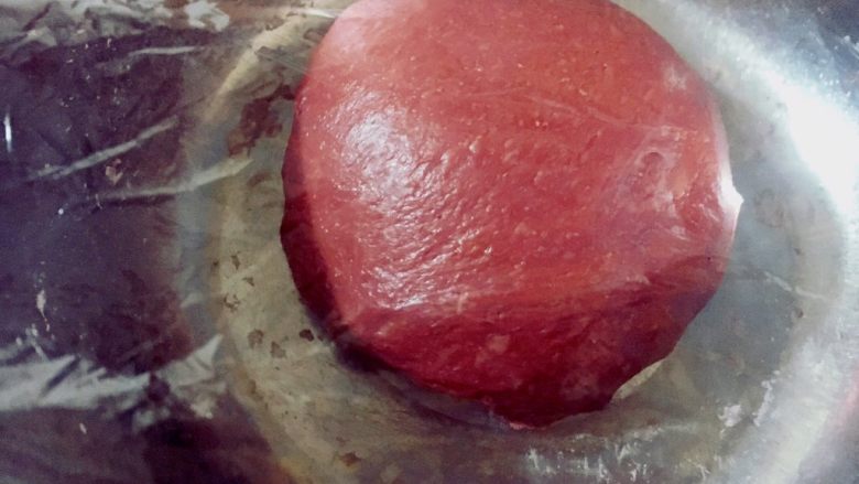 红丝绒全麦麻薯软欧(手揉出膜),放入容器中,盖上保鲜膜发酵至2倍大。冬天室温低可以放入烤箱发酵。