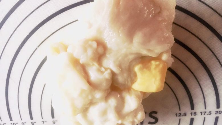 红丝绒全麦麻薯软欧(手揉出膜),待不烫手,还温热的时候取出放在揉面垫上揉匀。麻薯很粘,戴手套操作。