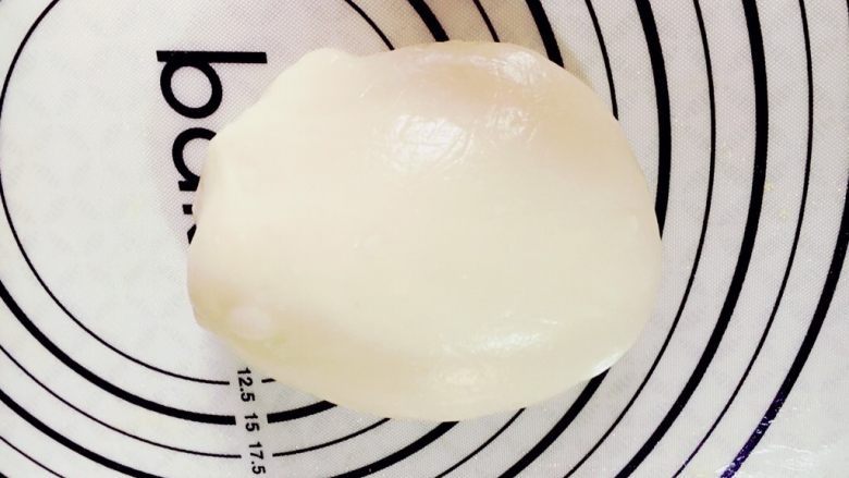 红丝绒全麦麻薯软欧(手揉出膜),揉成光滑的麻薯团,盖保鲜膜放置一旁凉透备用。