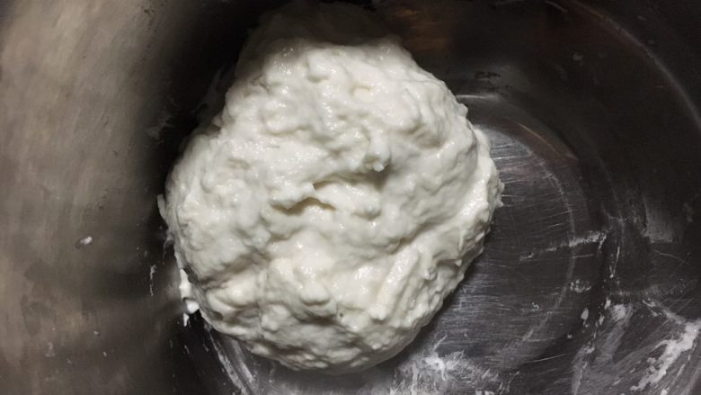 液种玫瑰棉花糖肉松吐司,液种面团材料混合均匀,放冰箱冷藏发酵24小时