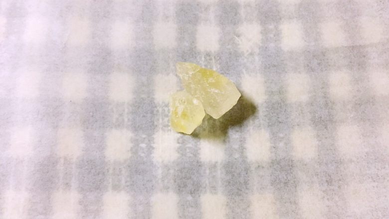 碧螺金桂冰糖饮,撕一张干净的长方形纸,将5克黄冰糖放在中间