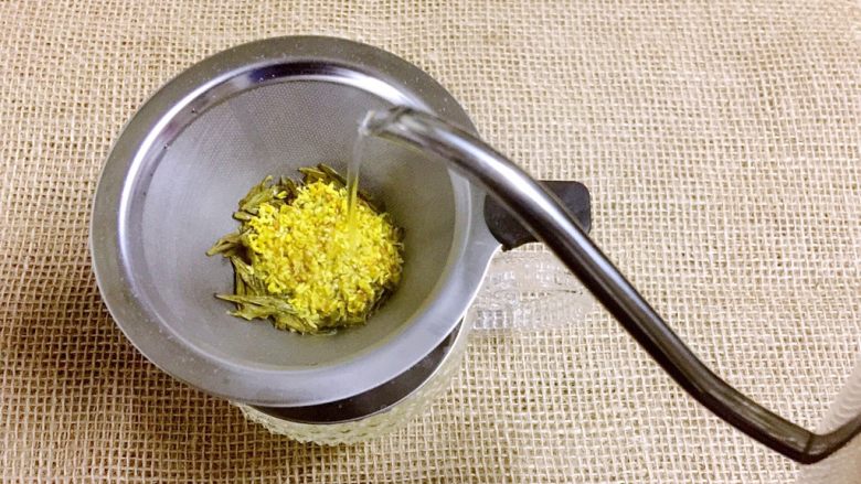 碧螺金桂冰糖饮,用剩余的200克开水冲泡金桂和绿茶
冲泡时的手势,和手冲咖啡一样,水流慢一点,转动右手,使水流在金桂上方转着圈冲入