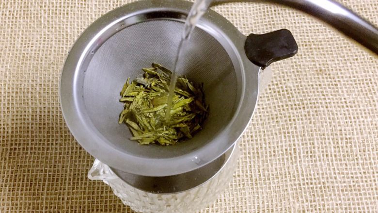 碧螺金桂冰糖饮,这时水开了,先倒入少量开水20~30克左右,冲洗一下绿茶