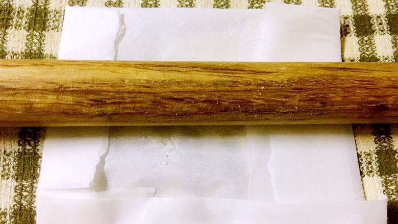 碧螺金桂冰糖饮,用擀面杖敲碎并碾压冰糖
这一步时,开始煮水