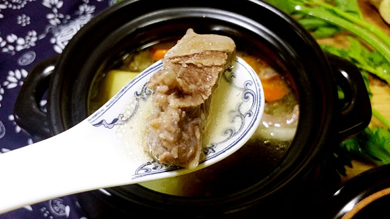 羊肉胡萝卜土豆滋补暖身汤,将锅里的食物倒入砂锅🍲里,看看炖好的羊肉口感美极了,羊汤和羊肉没有一点腥膻味,特别的鲜美。