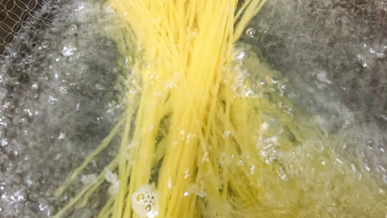黑胡椒西冷牛排,时间差不多时候,就可以准备其他的食材了,首先是煮<a style='color:red;display:inline-block;' href='/shicai/ 533'>意大利面</a>,大概大火煮20分钟左右,自己看着品尝一下,可以就捞出来。