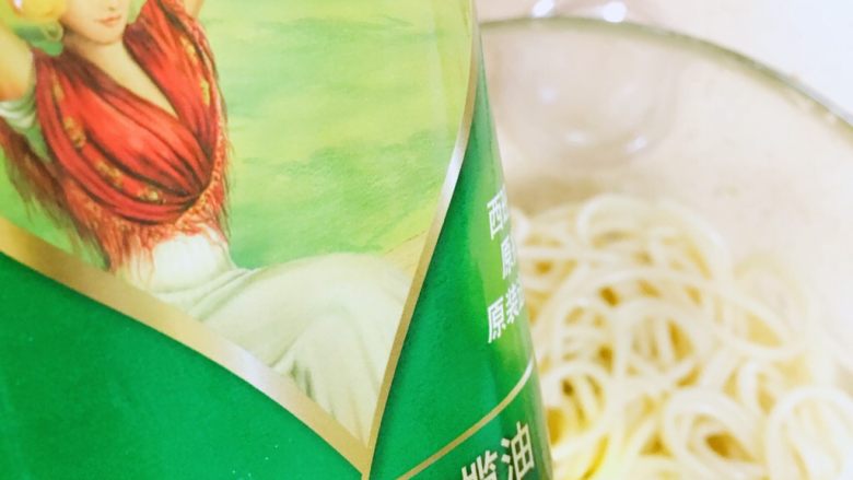 黑胡椒西冷牛排,沥干水分,再加点橄榄油,备用。