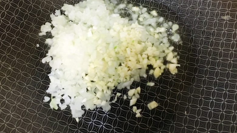 黑胡椒西冷牛排,然后我们来炒黑胡椒酱,锅里热油,然后下洋葱沫,蒜沫,炒到洋葱就软了。