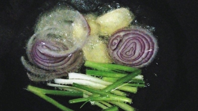 麻辣香锅,材料全部已准备好,开始炸香油,油适量先放入洋葱,姜片,再放入葱白,最后才放葱绿。慢火炸出香油