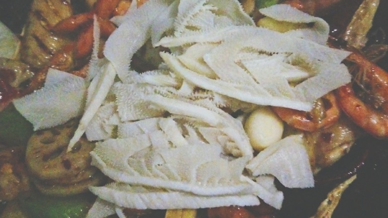 麻辣香锅,最后放入腐竹,牛百叶,蒜