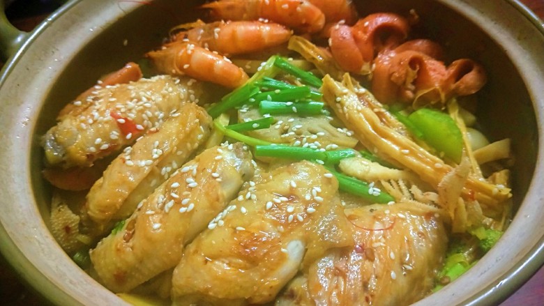 麻辣香锅,出锅,撒上芝麻,可以再撒上香菜,我没有,所以没放