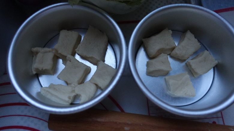 手撕肉松沙拉面包,模具底部放入一层面团;