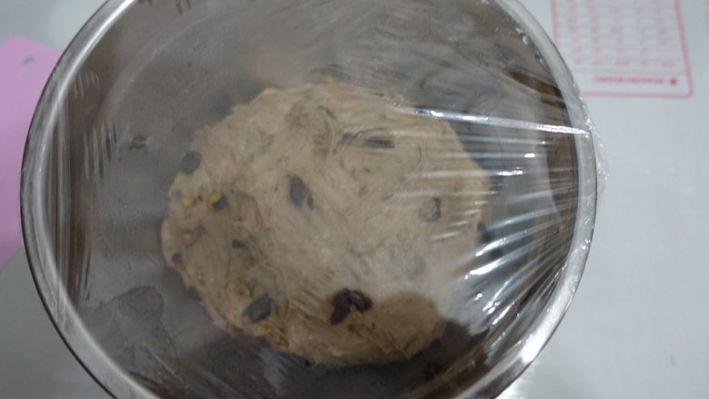 蔓越莓核桃软欧包,盖保鲜膜静置发酵;
