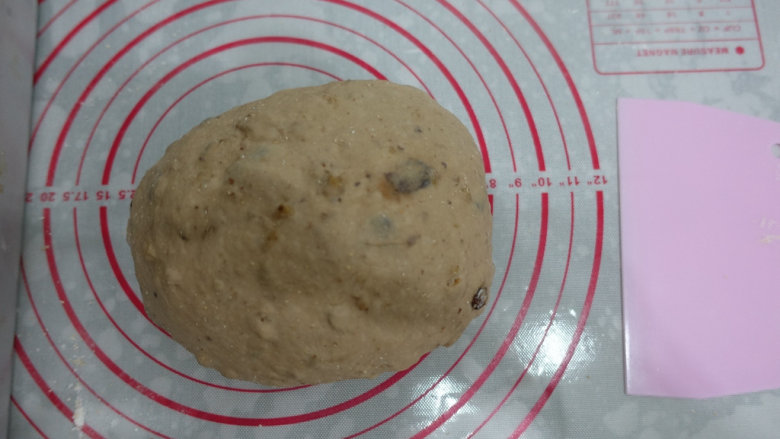蔓越莓核桃软欧包,摁压揉匀排气;
