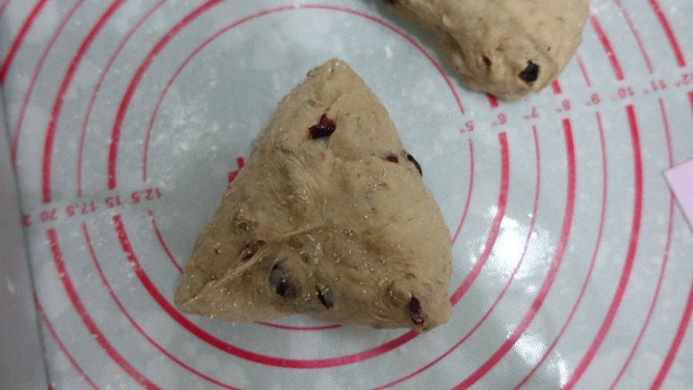 蔓越莓核桃软欧包,整形成三角形,类似于包糖三角的手法;