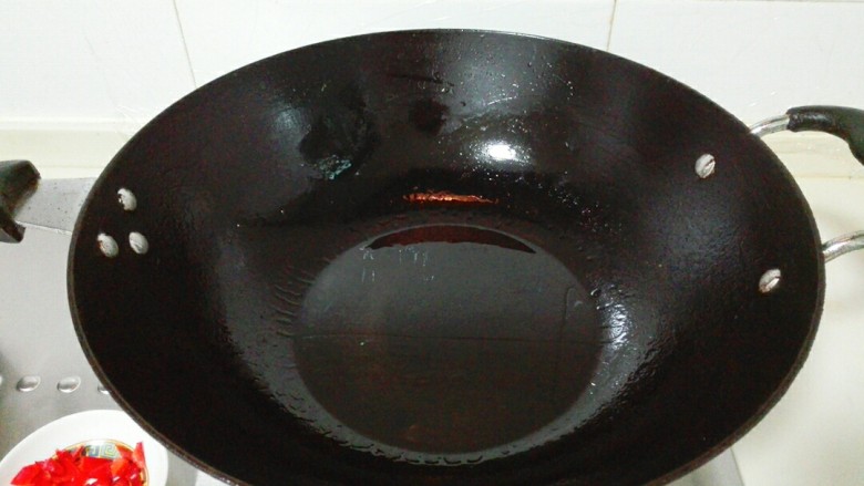 红妆素裹金昌鱼,锅大火烧热,倒食用油再烧热,鱼片不容易粘锅