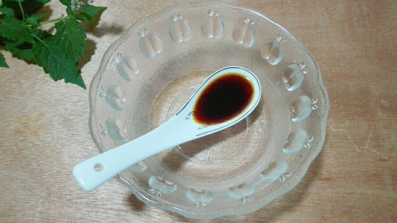 红妆素裹金昌鱼,准备一个碗,放两勺<a style='color:red;display:inline-block;' href='/shicai/ 788'>生抽</a>