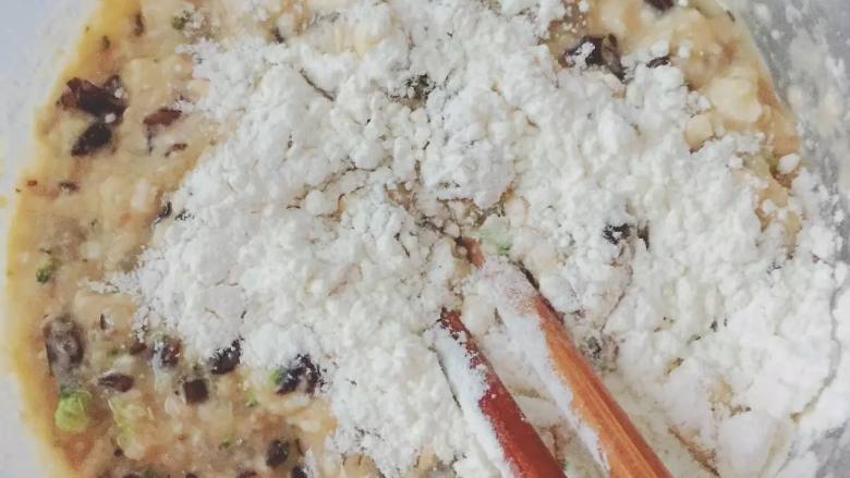 宝宝辅食之“鲜虾豆腐肠”,⑤如果觉得稍微有点稀,你可以加入部分<a style='color:red;display:inline-block;' href='/shicai/ 519'>面粉</a>。
