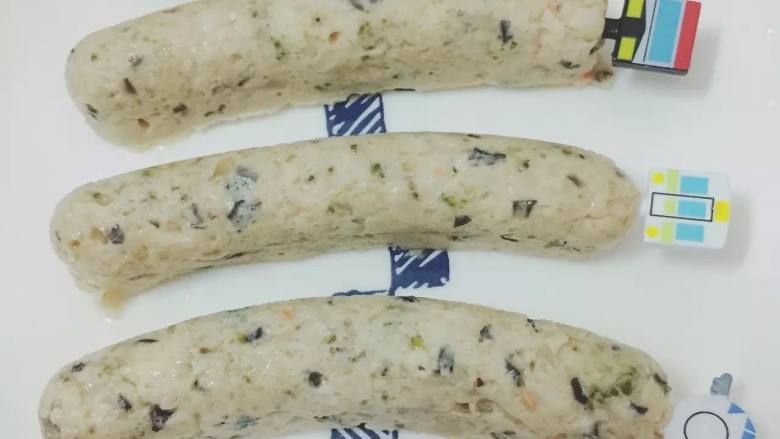 宝宝辅食之“鲜虾豆腐肠”,冷却以后就可以从磨具中取出来啦~这个时候,该上桌上桌,该冷藏的冷藏,小煎一下味道更棒!