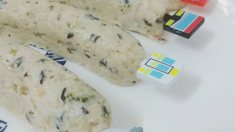 宝宝辅食之“鲜虾豆腐肠”,哈哈,做好配上小汽车水果叉,小朋友完全会被诱惑到对不对!
